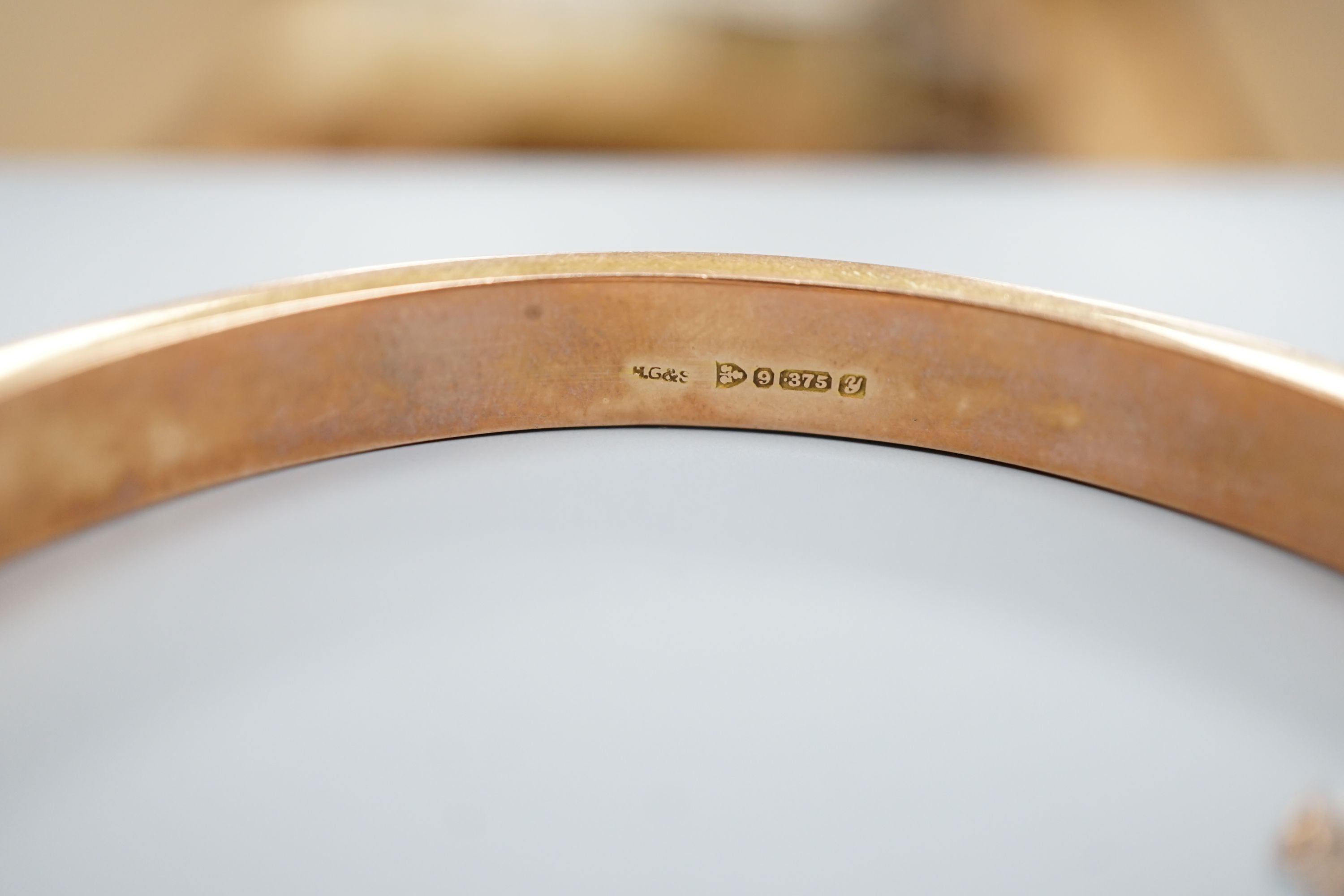 A 9ct gold bangle, 14.5 grams and a Victorian 15ct hinged bangle(a.f.), 7.8 grams.